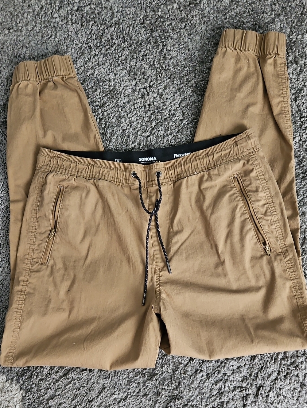 Sonoma men's Toast/Tan joggers featuring an elastic drawstring waistband. Sz M